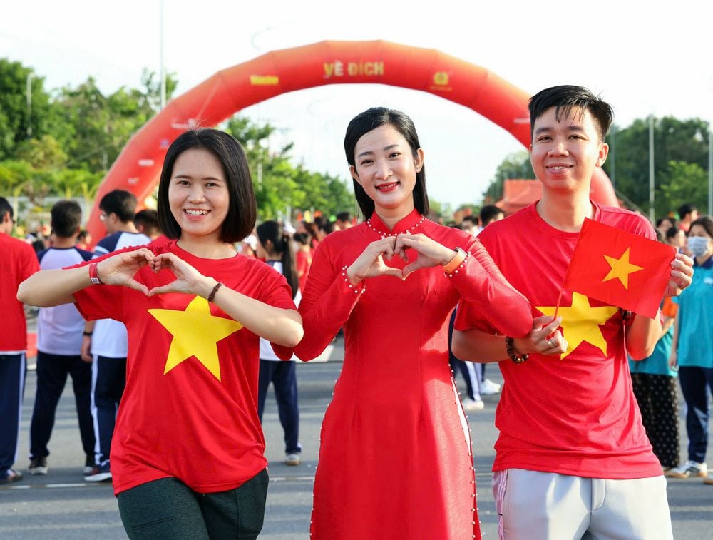 Các bạn trẻ và người dân tranh thủ ghi lại khoảnh khắc đẹp về sự kiện đi bộ quy mô lớn lần đầu tiên được tổ chức diễn ra đồng loạt trên phạm vi toàn quốc- hành trình của triệu trái tim cùng hòa nhịp - nơi hội tụ mọi thế hệ, mọi tầng lớp nhân dân từ thành thị đến nông thôn, miền núi, vùng sâu, vùng xa.