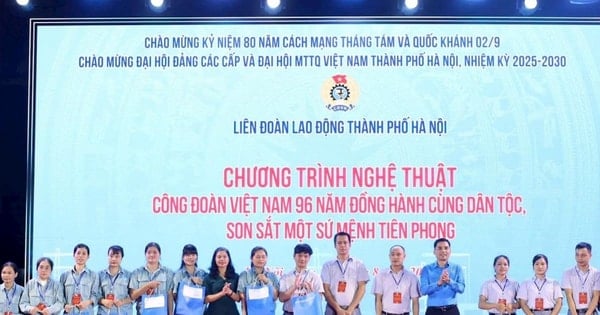 Công đoàn hỗ trợ 80 trường hợp khó khăn tại chương trình nghệ thuật phục vụ công nhân lao động