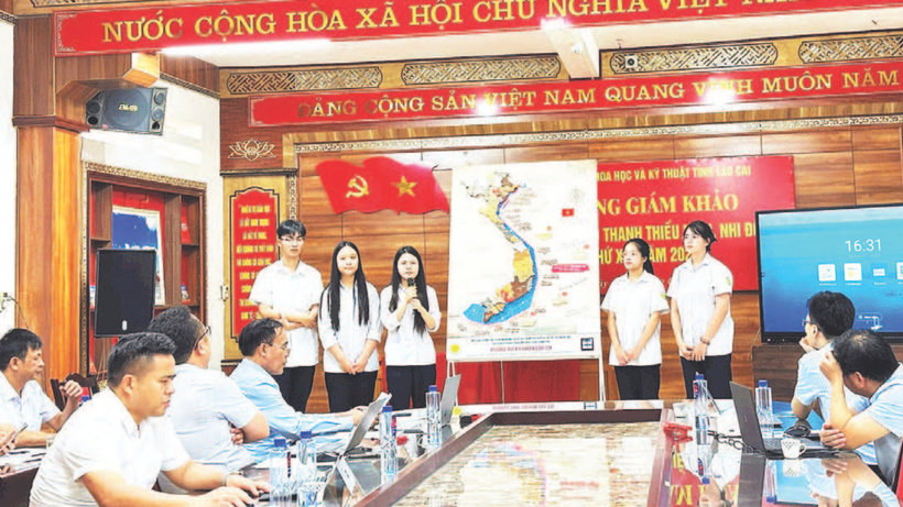 Les élèves du lycée pour enfants surdoués de Lao Cai ont présenté le « modèle interactif de base 25 du Vietnam intégrant l'IoT et l'intelligence artificielle, conformément aux dernières unités administratives du gouvernement ». (Photo : HOAI ANH)