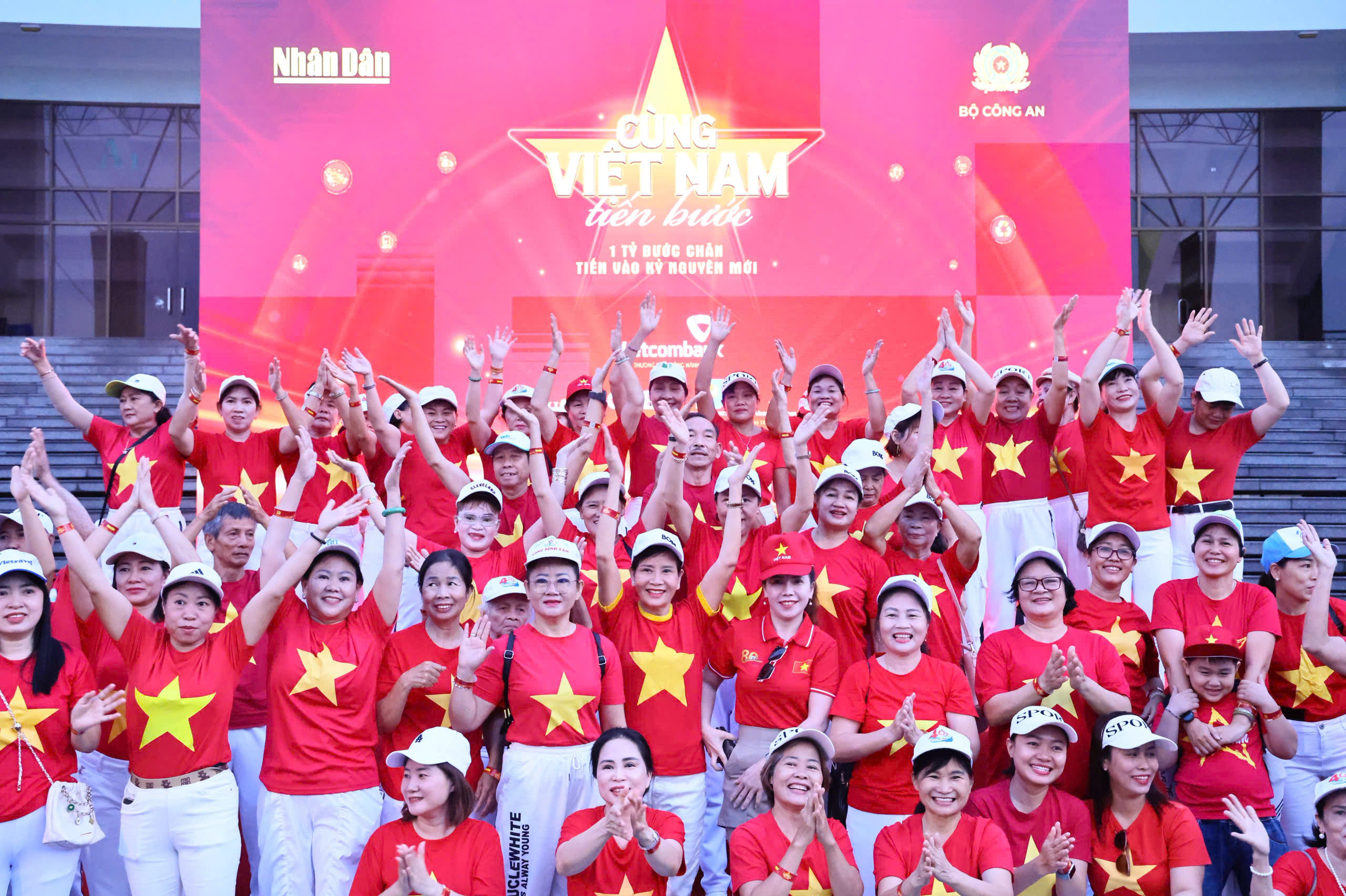 Nearly 55 thousand Dong Nai residents participate in the walking activity 'Moving forward with Vietnam'