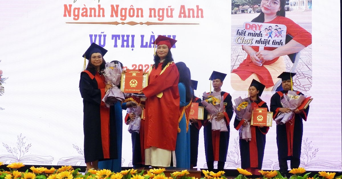 Nhiều công chức, viên chức nhận bằng cử nhân, kỹ sư