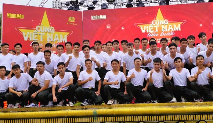 32 ngàn người ở Thanh Hóa xuống đường đi bộ "Cùng Việt Nam tiến bước"- Ảnh 4.
