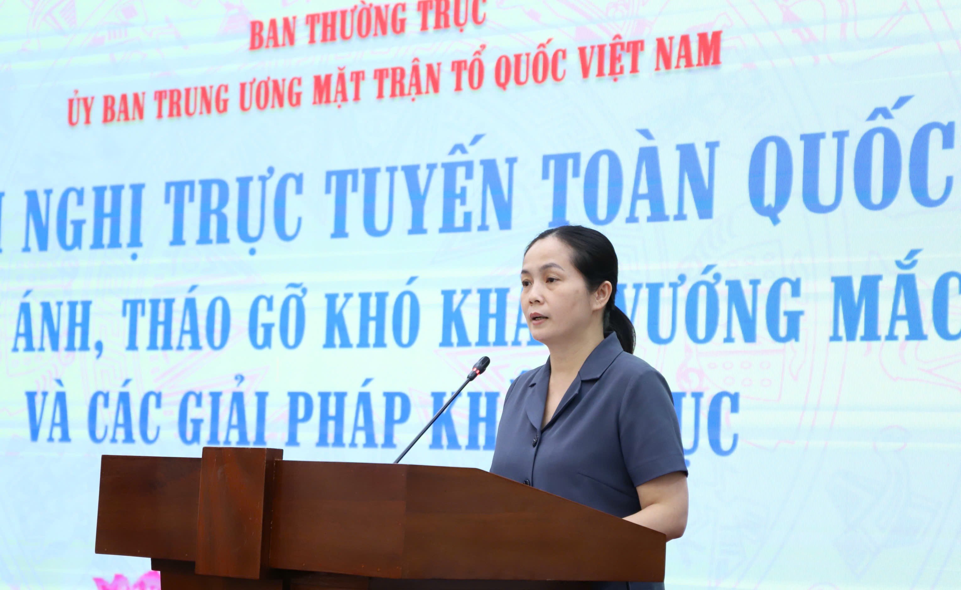 Trưởng ban Tổ chức, Kiểm tra (Ủy ban Trung ương MTTQ Việt Nam) Nông Thị Mai Huyền trình bày báo cáo tại Hội nghị. (Ảnh: Minh Hiển)