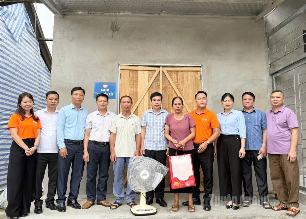 Chi đoàn Văn phòng Tỉnh ủy tặng quà Trường Phổ thông dân tộc bán trú Tiểu học và THCS Phúc Yên.