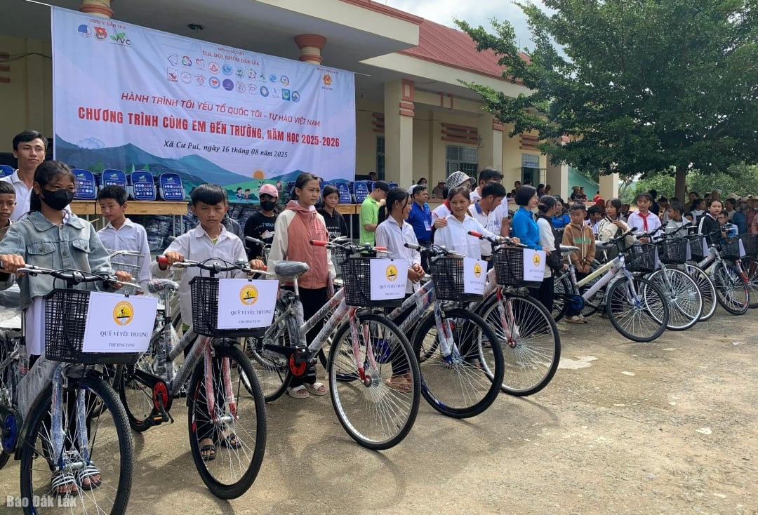 恵まれない学生に自転車20台を贈呈。