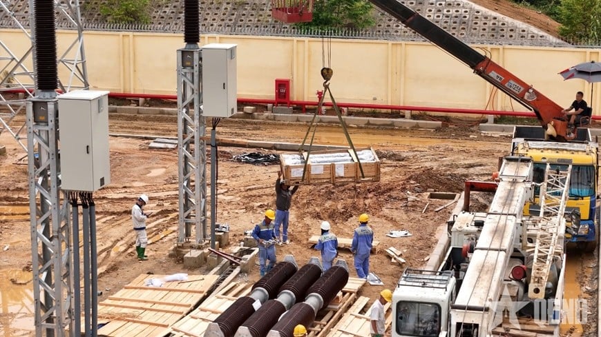 Công nhân làm việc 3 ca liên tục, lắp đặt thiết bị và hoàn tất hạ tầng.