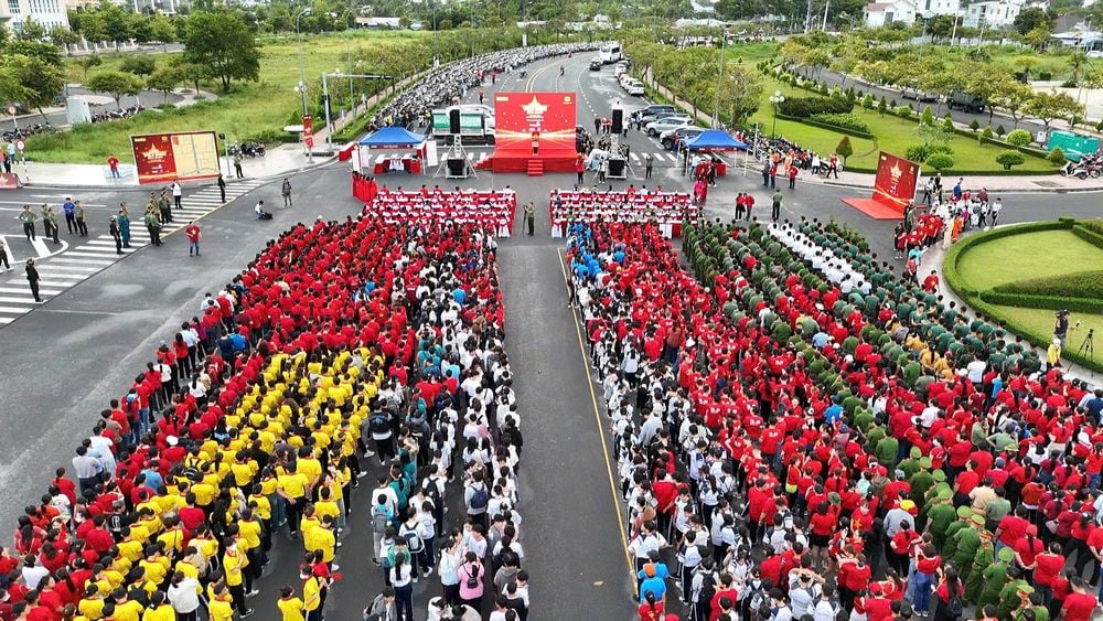 Chương trình“Cùng Việt Nam tiến bước” diễn ra vào lúc 6 giờ sáng ngày 16/8 tại đường Võ Văn Kiệt (phường Long Châu, tỉnh Vĩnh Long); thiết thực chào mừng kỷ niệm 80 năm Cách mạng Tháng Tám, Quốc khánh 2/9 và Ngày truyền thống Công an nhân dân Việt Nam (19/8/1945-19/8/2025).