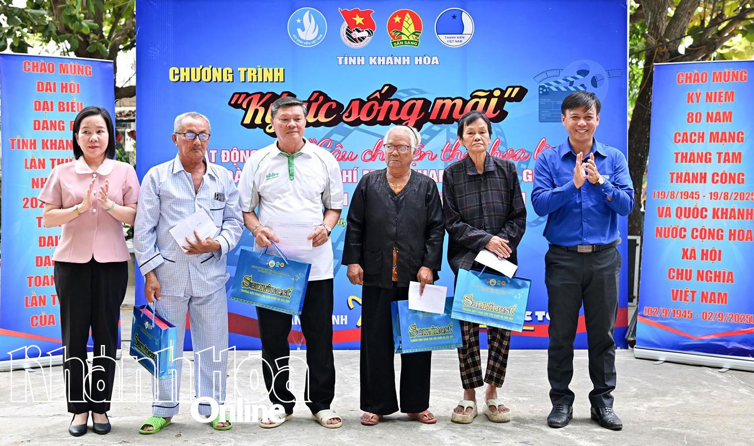 Các đại biểu trao quà cho các hộ gia đình chính sách.