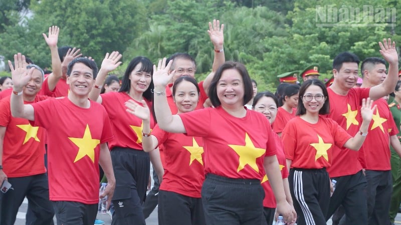 Tại Quảng trường Tây Bắc, phường Tô Hiệu, tỉnh Sơn La, chương trình đã thu hút hơn 4.000 người thuộc các lực lượng, lứa tuổi tham gia đi bộ.