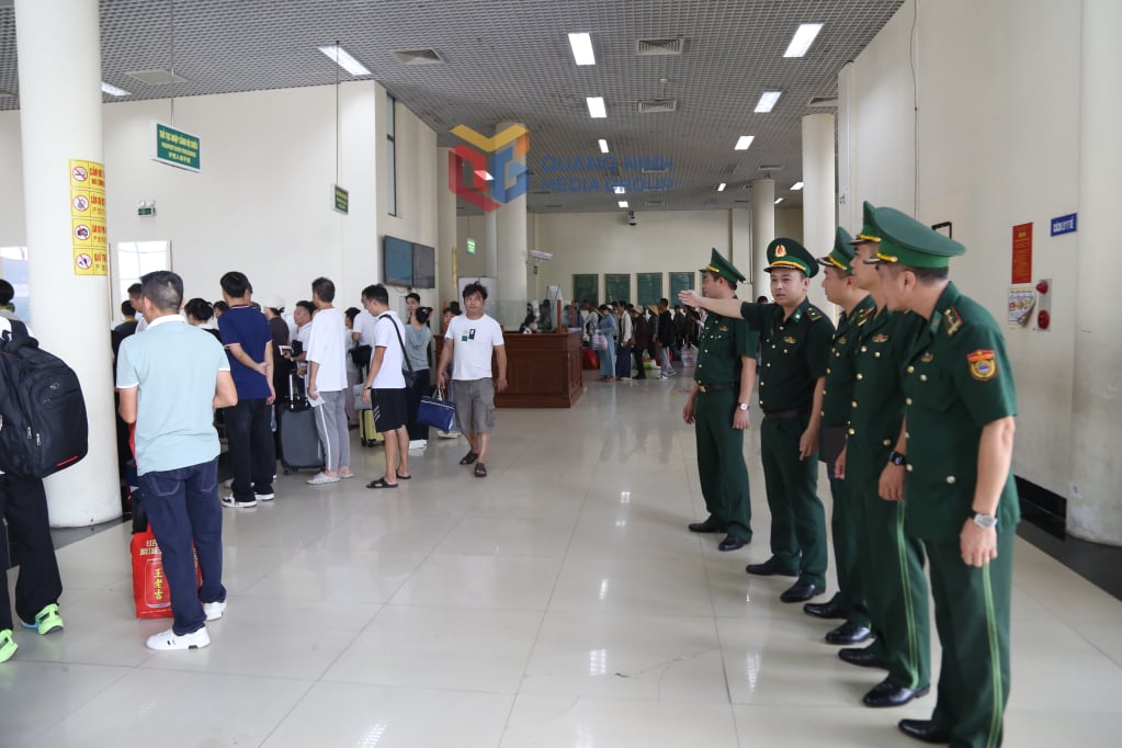 លោកវរសេនីយ៍ត្រី Nguyen Van Thanh និងមន្ត្រីនៃស្ថានីយ៍ត្រួតពិនិត្យសន្តិសុខ និងសណ្តាប់ធ្នាប់ក្នុងសកម្មភាពអន្តោប្រវេសន៍នៅច្រកទ្វារព្រំដែនអន្តរជាតិ Mong Cai។