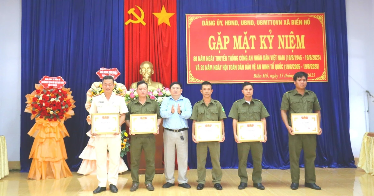 Xã Biển Hồ khen thưởng 15 tập thể, cá nhân dịp 80 năm Ngày truyền thống Công an nhân dân