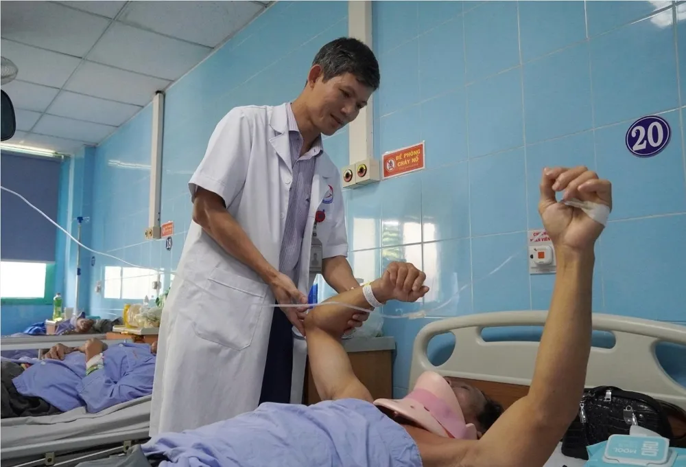 Increasing cases of serious injuries due to climbing to pick longan