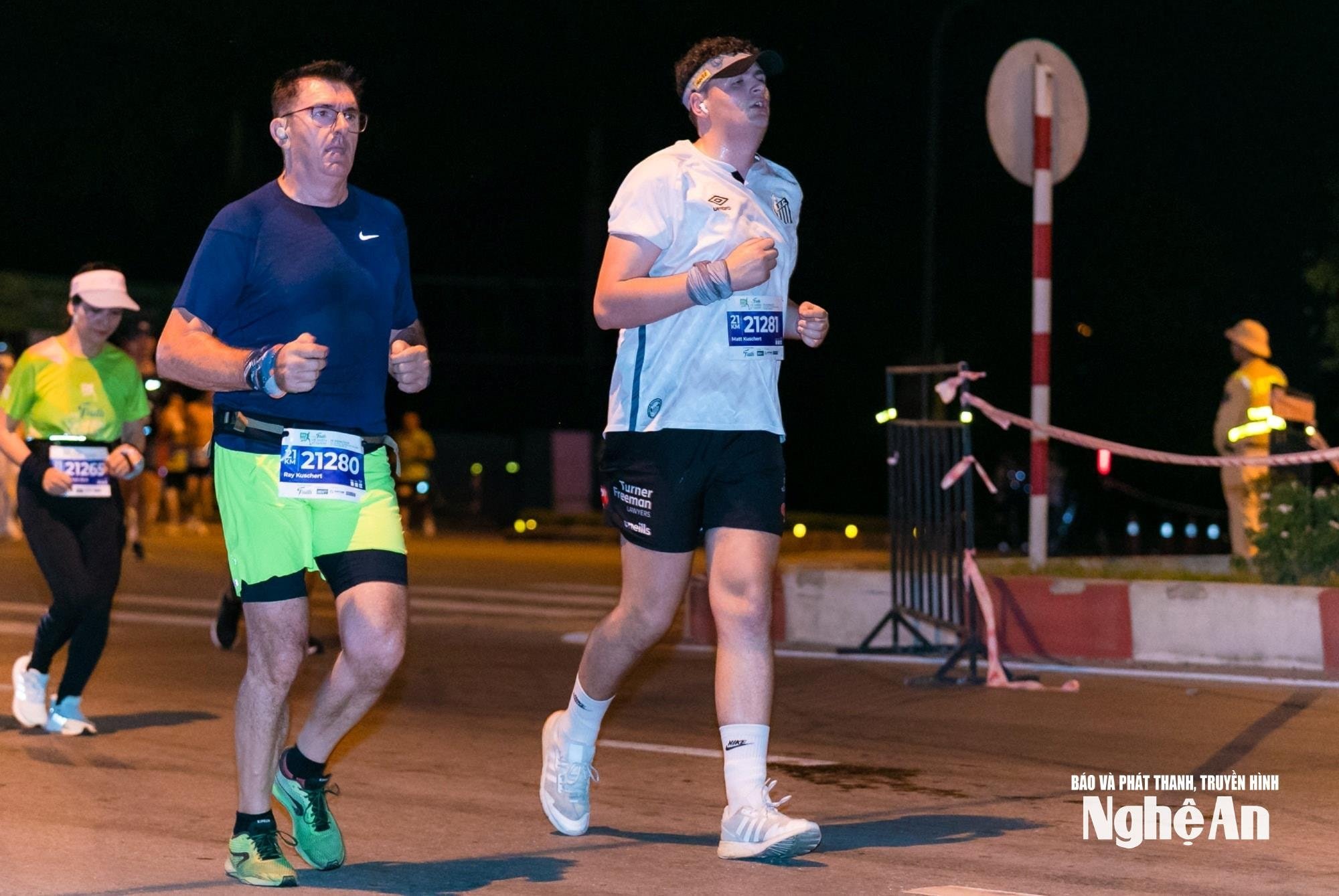 Du khách nước ngoài tham dự một giải chạy Marathon tại Nghệ An. Ảnh: Minh Quân