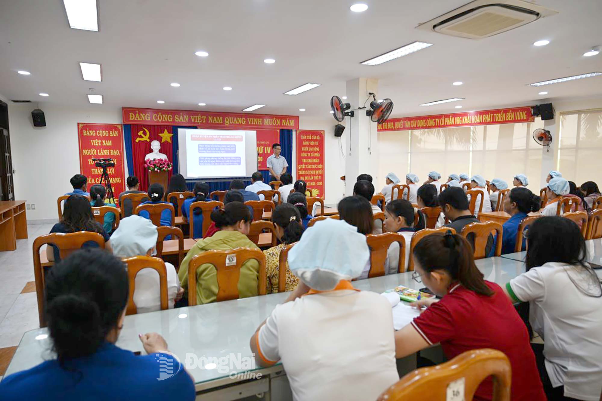 វគ្គបណ្តុះបណ្តាលស្តីពីសុវត្ថិភាព និងអនាម័យការងារនេះ ធ្វើឡើងរយៈពេល៣ថ្ងៃ ចាប់ពីថ្ងៃទី១៤ ដល់ថ្ងៃទី១៦ ខែសីហា សម្រាប់កម្មករនិយោជិតទាំង៣៦០នាក់ របស់ក្រុមហ៊ុន។