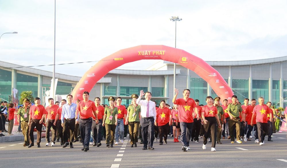 Hơn 5.000 người tham gia chương trình, bao gồm lãnh đạo tỉnh, đại diện các sở, ngành, địa phương, cán bộ, công chức, viên chức, lực lượng vũ trang, giảng viên, sinh viên, học sinh và các tầng lớp Nhân dân đi bộ với cự ly khoảng 1,6km, xuất phát từ Trung tâm Hội nghị tỉnh đến đầu đường trưng bày gốm và trở lại Trung tâm Hội nghị tỉnh.