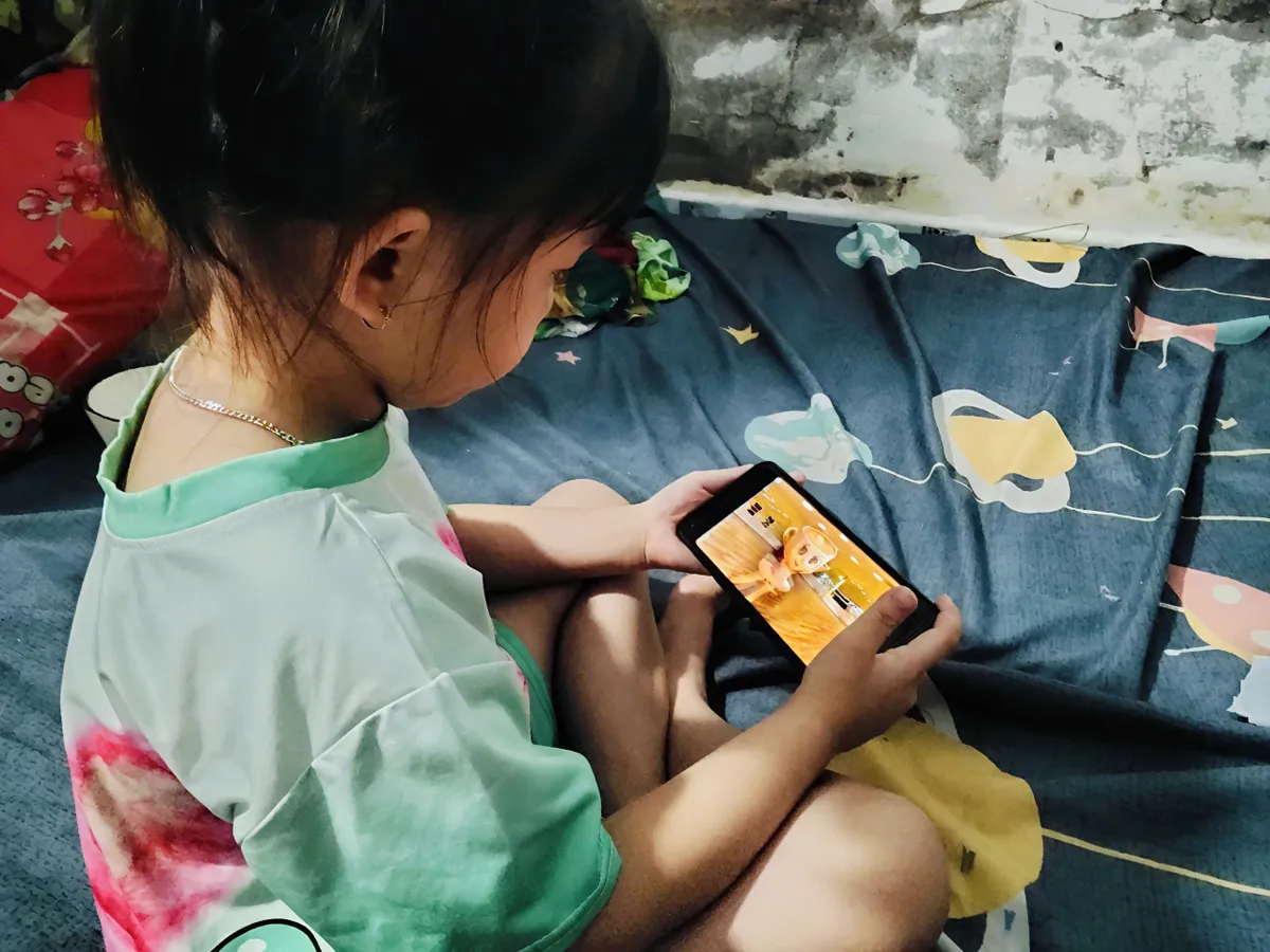 Chị Huyền lo ngại khi con gái liên tục quấy khóc, đòi xem video Brainrot.