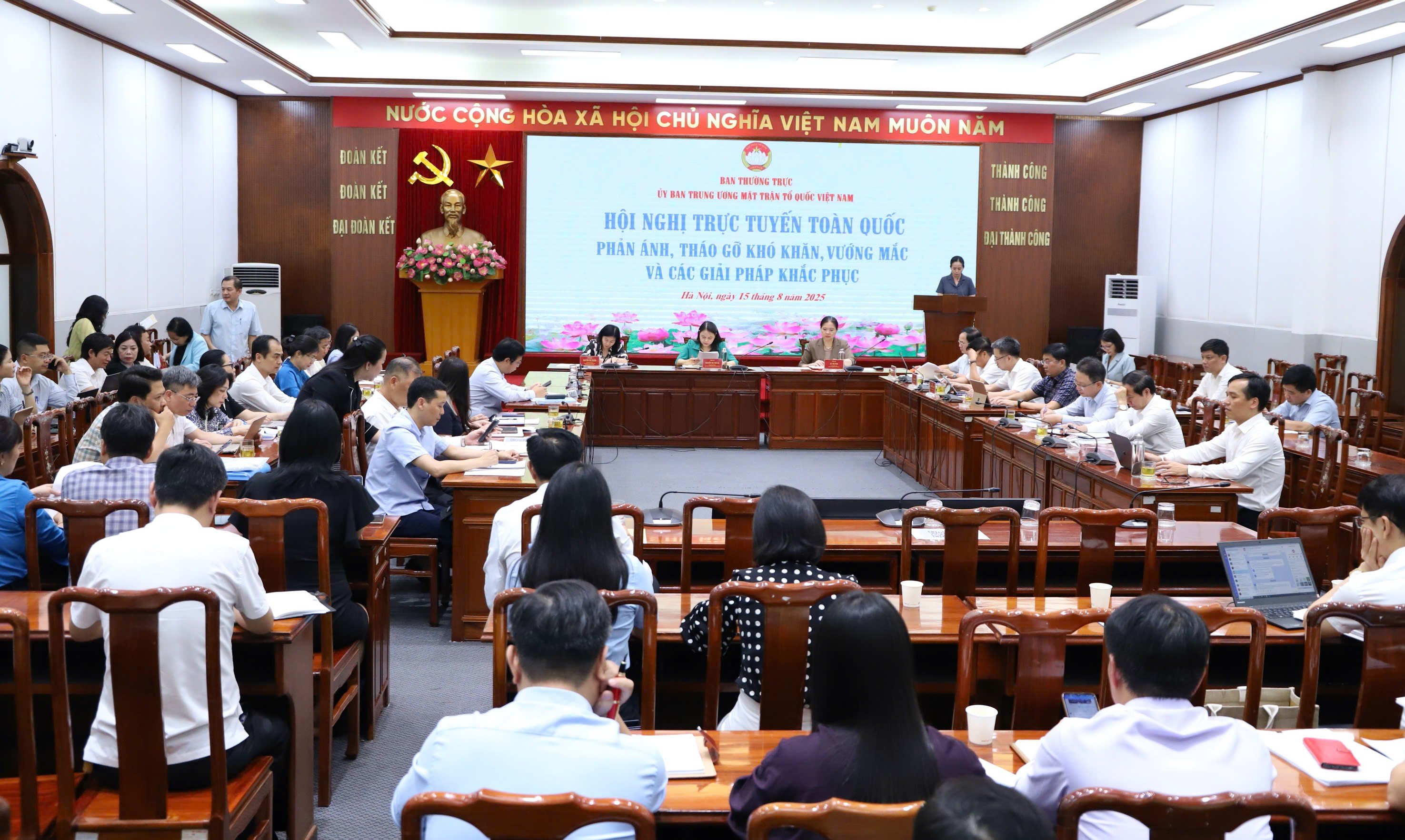 Hội nghị trực tuyến toàn quốc phản ánh khó khăn, vướng mắc và các giải pháp khắc phục trong việc sắp xếp, tinh gọn tổ chức bộ máy MTTQ, các tổ chức chính trị - xã hội, các hội quần chúng do Đảng, Nhà nước giao nhiệm vụ. (Ảnh: Minh Hiển)
