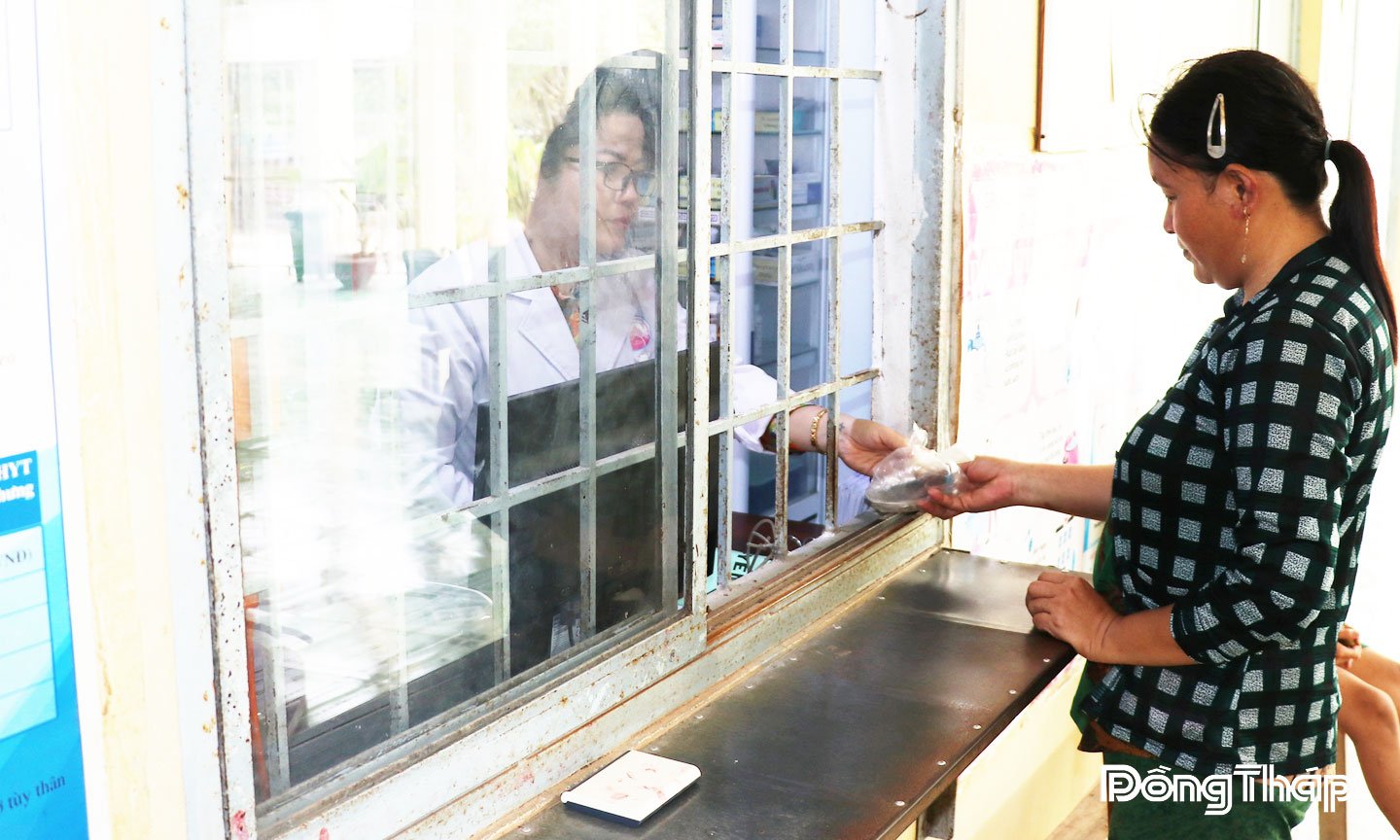 Một buổi khám bệnh tại Phòng khám Đa khoa quân dân y Dinh Bà. 