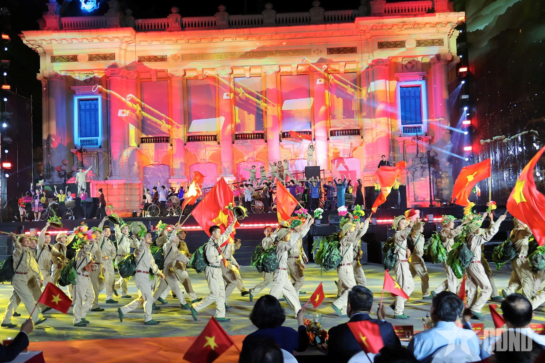 Thủ tướng Chính phủ Phạm Minh Chính dự Chương trình nghệ thuật đặc biệt “Hà Nội - Từ mùa thu lịch sử năm 1945”