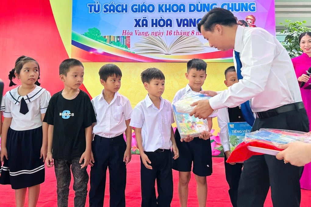 Một xã ở thành phố đáng sống cung cấp sách giáo khoa 0 đồng đến học sinh - 1