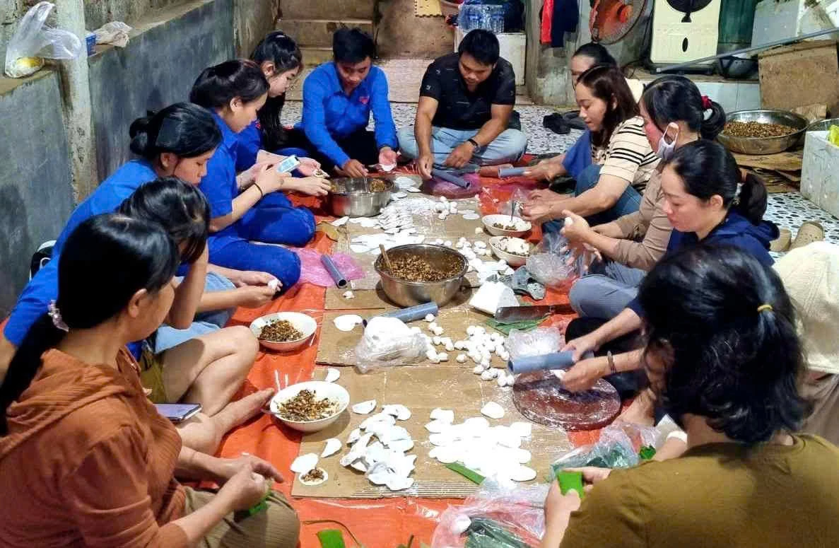 សមាជិកសមាគមសប្បុរសធម៌ តាន់ ឡាប និងអ្នកស្ម័គ្រចិត្តរុំនំខេក រៃអង្គាសថវិកាជួយប្រជាពលរដ្ឋខ្វះខាត - រូបថត៖ T.L