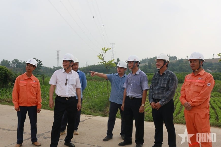Phó tổng giám đốc EVN Võ Quang Lâm (thứ ba, từ phải sang) kiểm tra công tác thi công tại vị trí cột 404 ở xã Lập Thạch, tỉnh Phú Thọ.