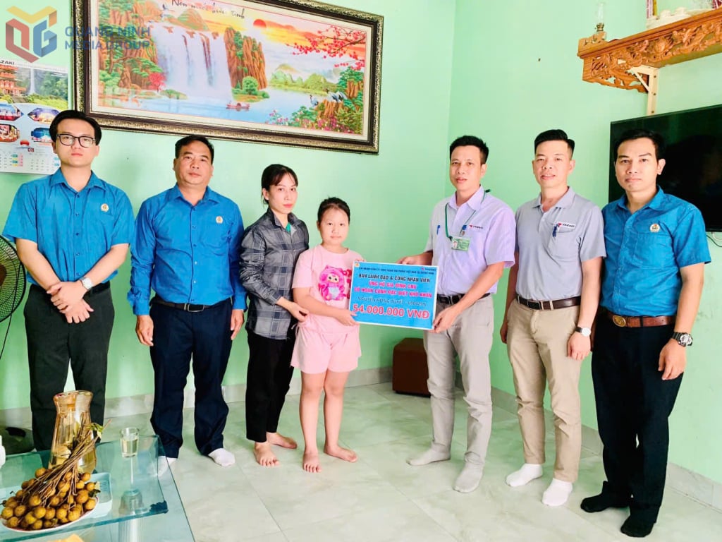 Lãnh đạo và Công đoàn Chi nhánh Công ty TNHH Yazaki Hải Phòng Việt Nam tại Quảng Ninh trao hỗ trợ cho gia đình chị Nguyễn Hồng Tuyết.