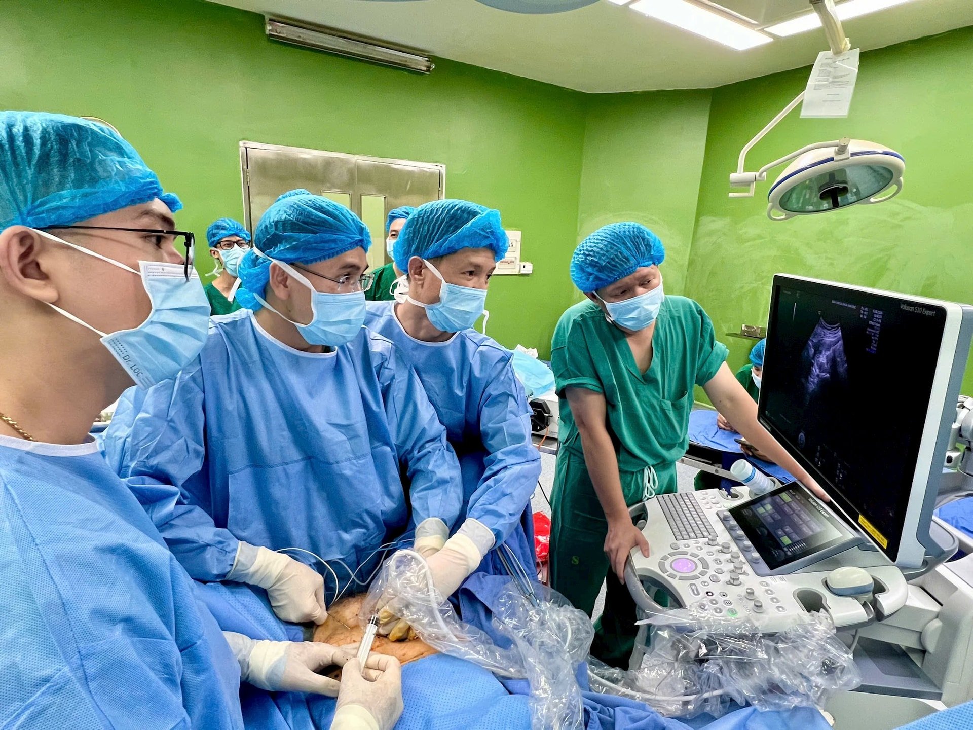 Các bác sĩ và chuyên gia đầu ngành thực hiện các phiên phẫu thuật thị phạm trong chiều 15/8. Ảnh: L.Q