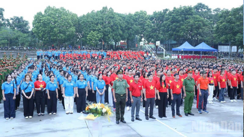 Các lực lượng tham dự lễ chào cờ.