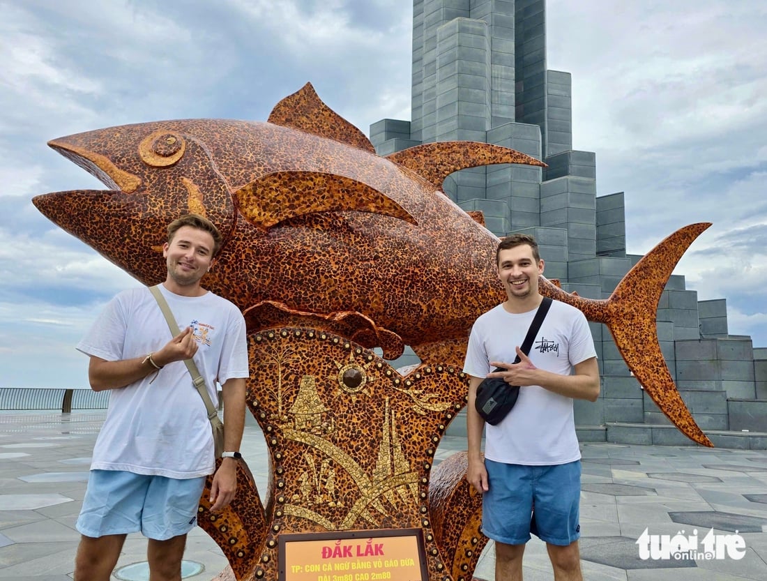 Du khách thích thú check in cá ngừ 'khủng' bằng gáo dừa ở tháp Nghinh Phong - Ảnh 3.