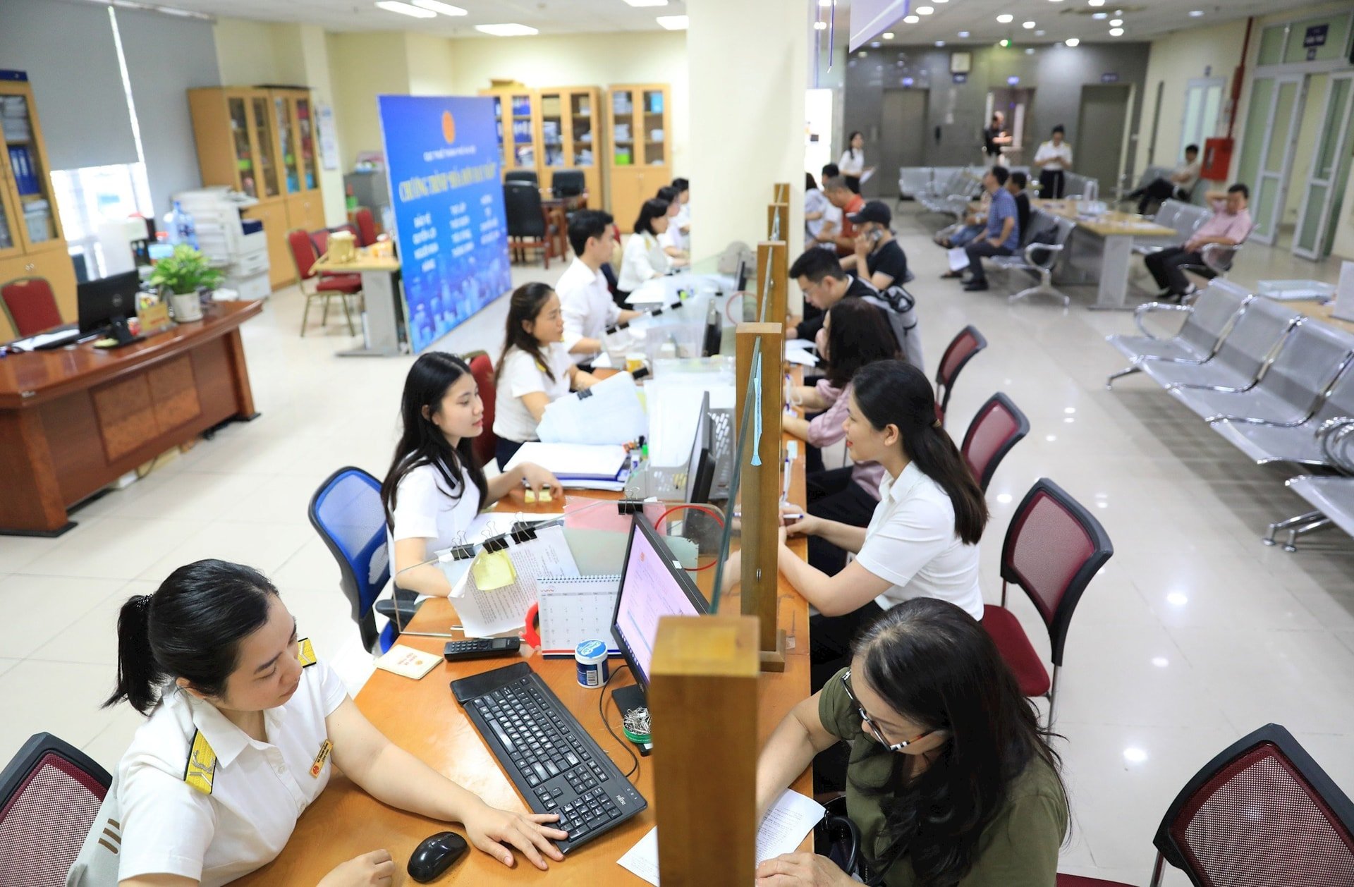 nguoi-nop-thue-giao-dich-tai-thue-co-so-4-thue-thanh-pho-ha-noi-.-anh-nguyen-quang.jpg