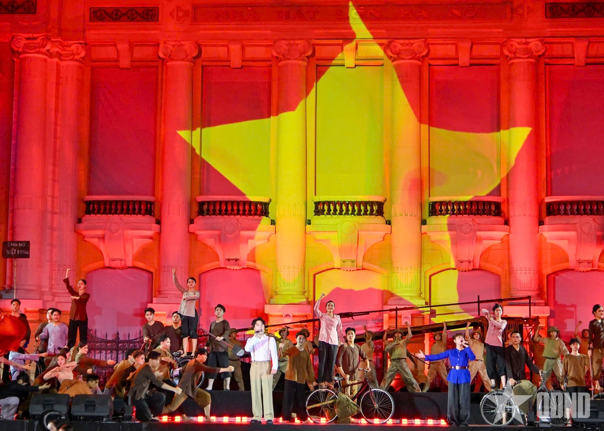 Thủ tướng Chính phủ Phạm Minh Chính dự Chương trình nghệ thuật đặc biệt “Hà Nội - Từ mùa thu lịch sử năm 1945”
