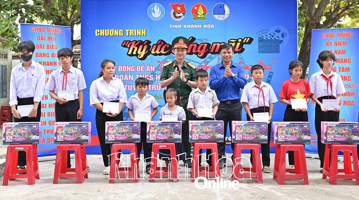 Các đại biểu trao học bổng và quà đến các học sinh.