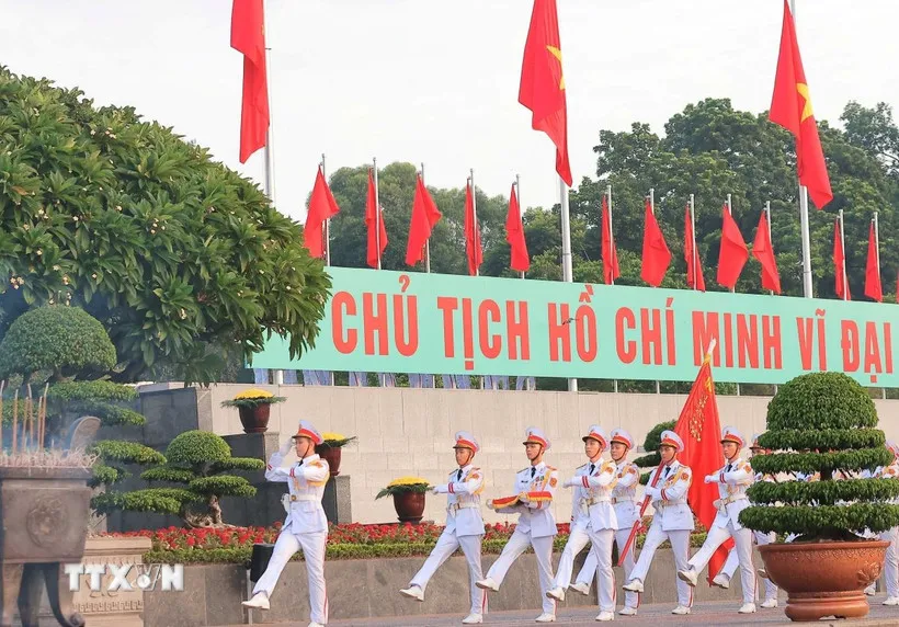 Đội tiêu binh hành tiến vào Quảng trường Ba Đình trên nền quân nhạc, tại Lễ thượng cờ Tổ quốc, ở Quảng trường Ba Đình, sáng 16-8-2025 Ảnh: TTXVN