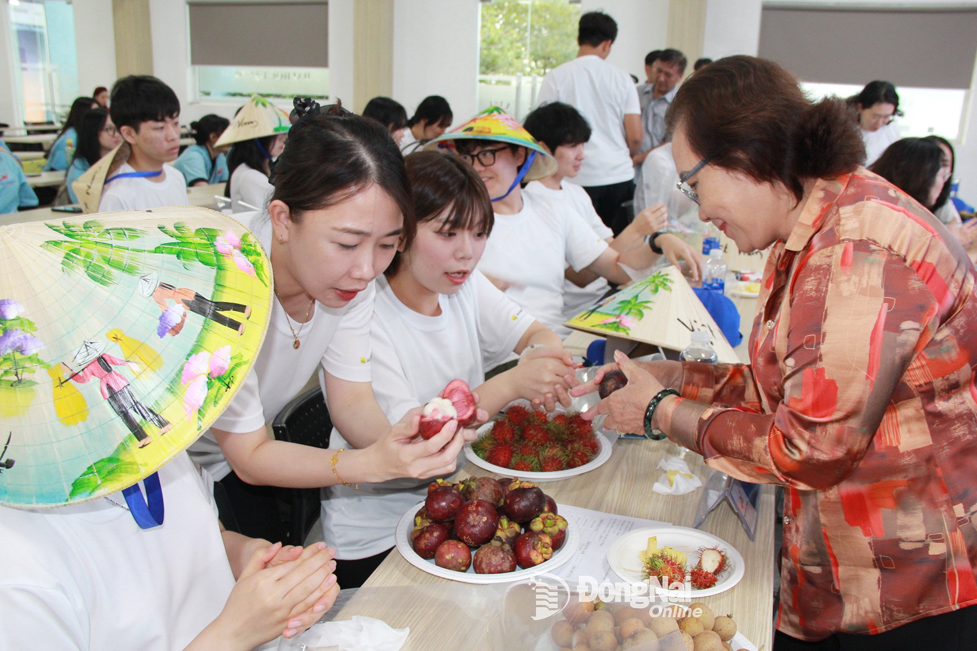 Thanh, thiếu niên tỉnh Jeollanam thưởng thức các loại trái cây đặc trưng của Đồng Nai
