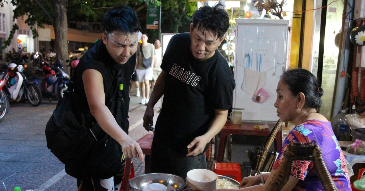 Nửa thế kỷ bám vỉa hè TPHCM, gánh cháo đêm đông khách từ khuya đến rạng sáng