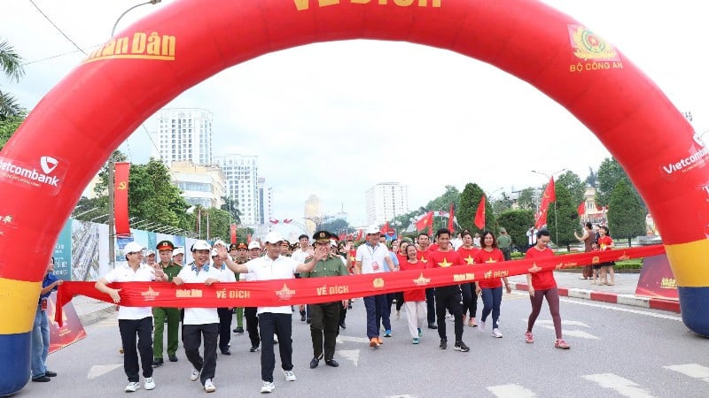 Lãnh đạo tỉnh Thái Nguyên và nhân dân hoàn thành lộ trình đi bộ. (Ảnh: TUẤN SƠN).
