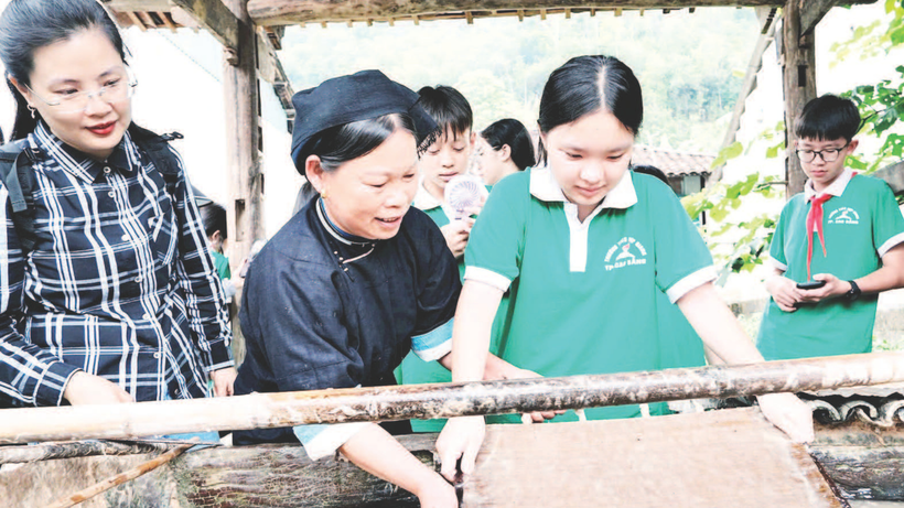 Die Entwicklung des Erlebnistourismus hilft den Menschen im Papiermacherdorf Dia Tren in der Gemeinde Phuc Sen in der Provinz Cao Bang, ihr Einkommen zu verbessern und zu steigern.