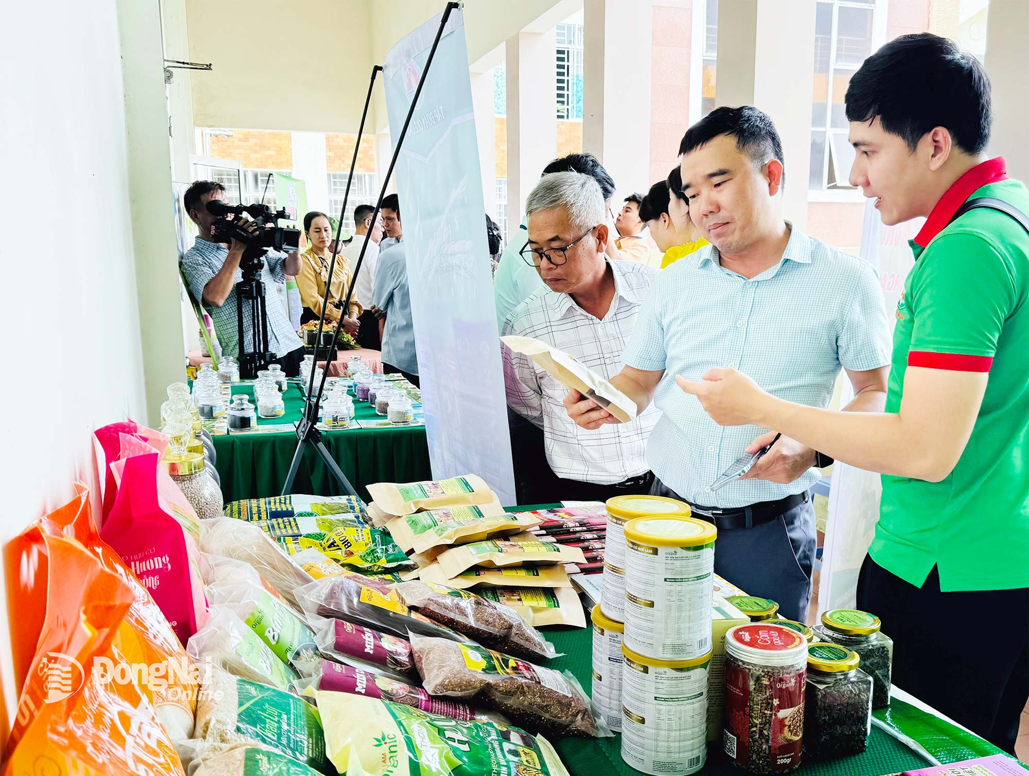 Người tiêu dùng tìm hiểu thực phẩm hữu cơ của Công ty cổ phần Tập đoàn Quế Lâm (Thành phố Hồ Chí Minh) tại một chương trình xúc tiến thương mại ở phường Trấn Biên. Ảnh: Bình Nguyên
