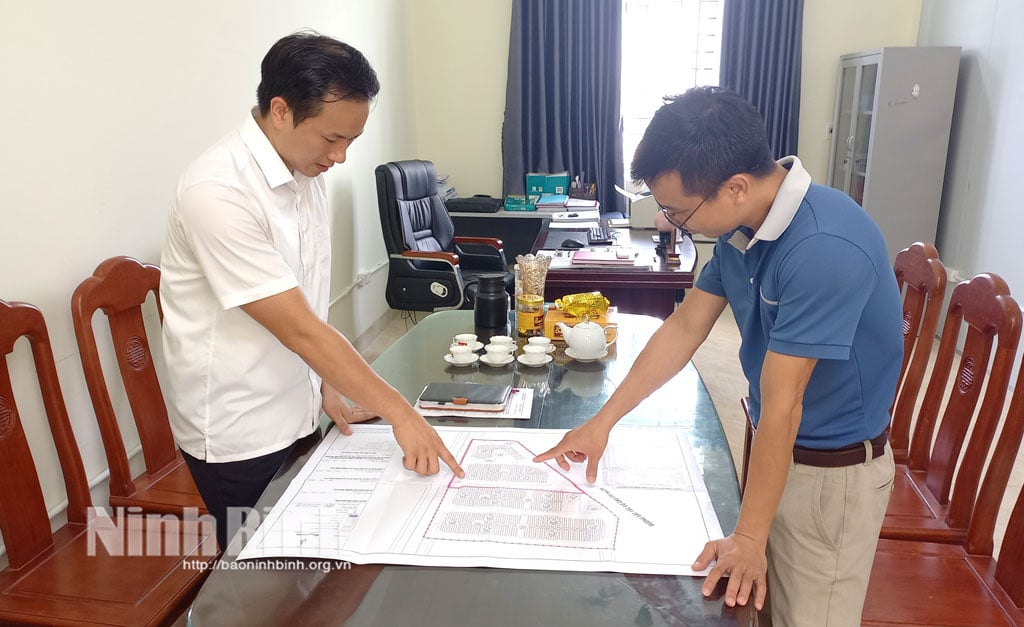 Cán bộ Phòng Kinh tế, hạ tầng và đô thị phường Đồng Văn khảo sát vị trí xây dựng khu tái dịnh cư.