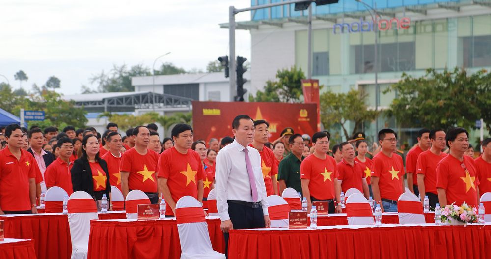 Phó Bí thư Tỉnh ủy, Chủ tịch HĐND tỉnh- Nguyễn Minh Dũng tham dự chương trình, cùng đại biểu các sở, ban ngành, đoàn thể, địa phương.