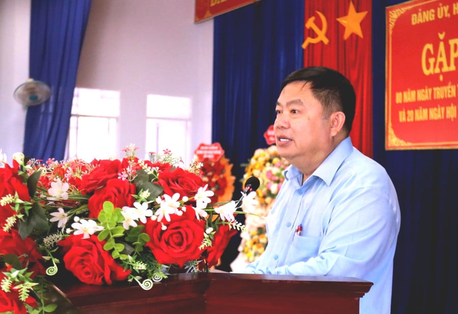 chu-tich-ubnd-xa-bien-ho-trinh-van-sang-bieu-duong-thanh-tich-cua-cong-an-xa-bien-ho-trong-thoi-gian-qua-anh-van-ngoc.jpg
