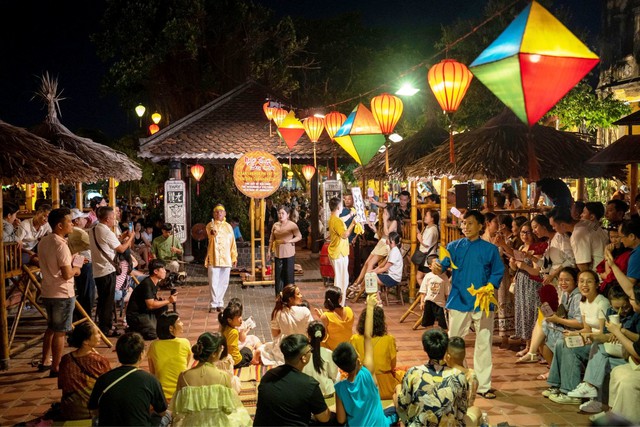 Biểu diễn bài chòi ở Hội An