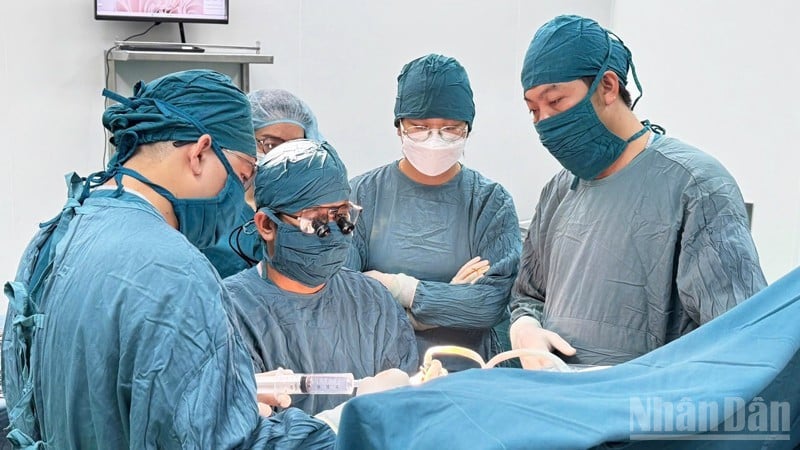 호찌민시 제2소아병원과 칸호아성 닌투언 종합병원 의료진이 생후 15일 된 선천성 장폐색 환자를 수술했습니다. (사진: 닌투언 종합병원 제공)