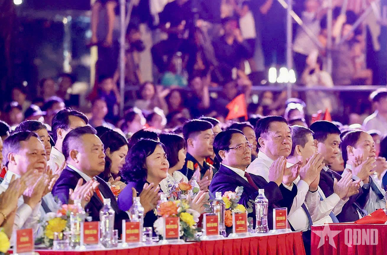 Thủ tướng Chính phủ Phạm Minh Chính dự Chương trình nghệ thuật đặc biệt “Hà Nội - Từ mùa thu lịch sử năm 1945”