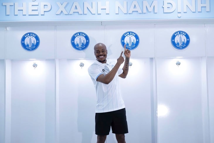 Nam Định chiêu mộ cầu thủ từng đấu với Man City, Real Madrid - Ảnh 1.