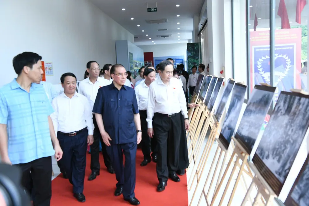 El exsecretario general Nong Duc Manh, el presidente de la Asamblea Nacional, Tran Thanh Man, y delegados visitan la exposición temática 