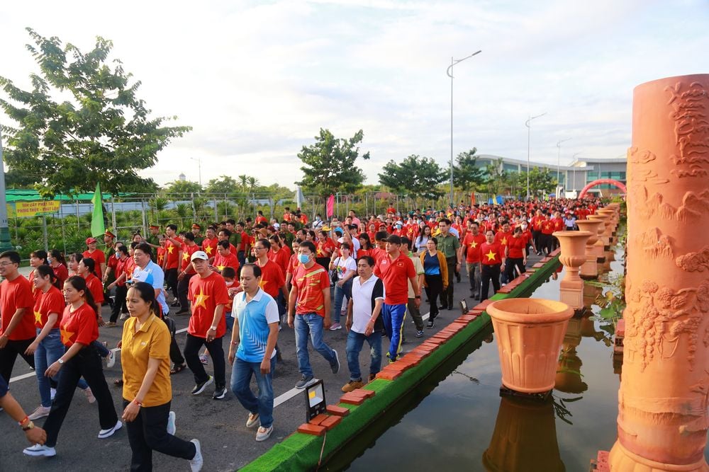 Lực lượng di chuyển qua đường trưng bày gốm.