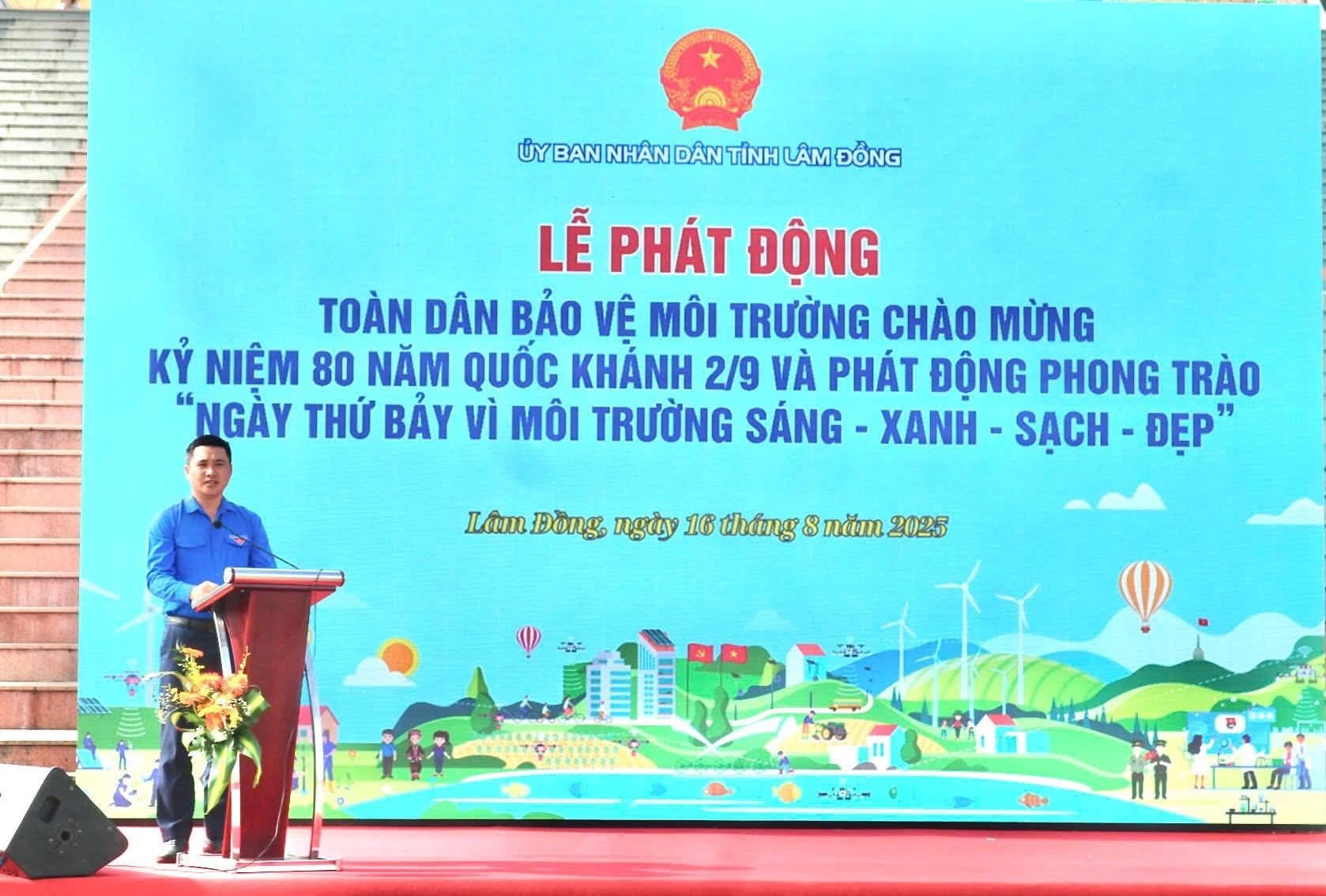 Đại diện tuổi trẻ tỉnh nhà, đồng chí Trương Minh Quang, Ủy viên BCH Trung ương Đoàn, Phó Chủ tịch Ủy ban MTTQ Việt Nam tỉnh, Bí thư Tỉnh Đoàn Lâm Đồng phát biểu nhận nhiệm vụ