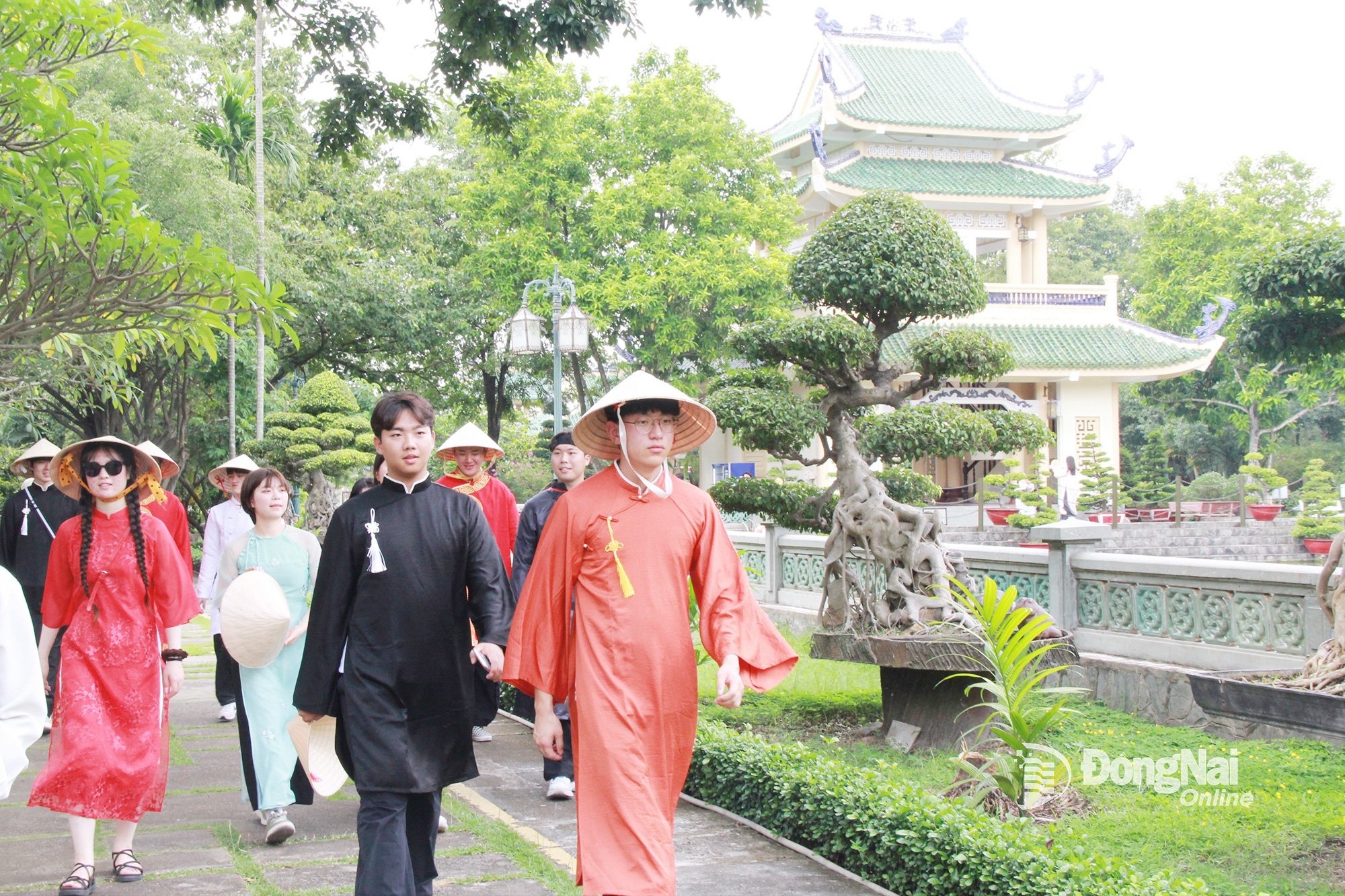 1. Đoàn thanh, thiếu niên tỉnh Jeollanam (Hàn Quốc) trong trang phục áo dài tham quan Di tích lịch sử Văn miếu Trấn Biên